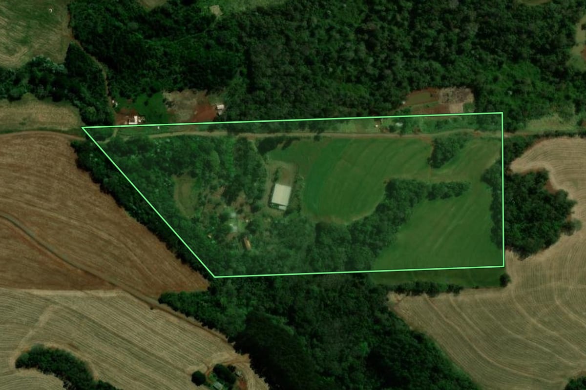 Imagem de satélite do imóvel rural em Cascavel (PR), com o contorno declarado no CAR desenhado por cima.