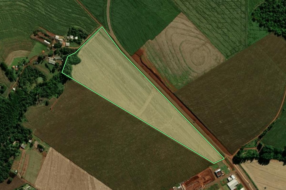 Imagem de satélite do imóvel rural em Cascavel (PR), com o contorno declarado no CAR desenhado por cima.