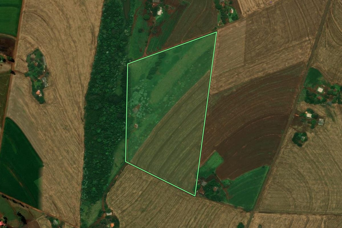 Imagem de satélite do imóvel rural em Cascavel (PR), com o contorno declarado no CAR desenhado por cima.