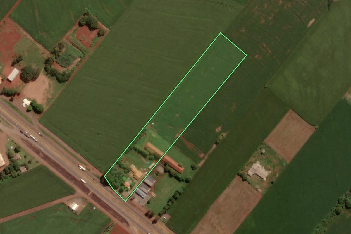 Imagem de satélite do imóvel rural em Cascavel (PR), com o contorno declarado no CAR desenhado por cima.