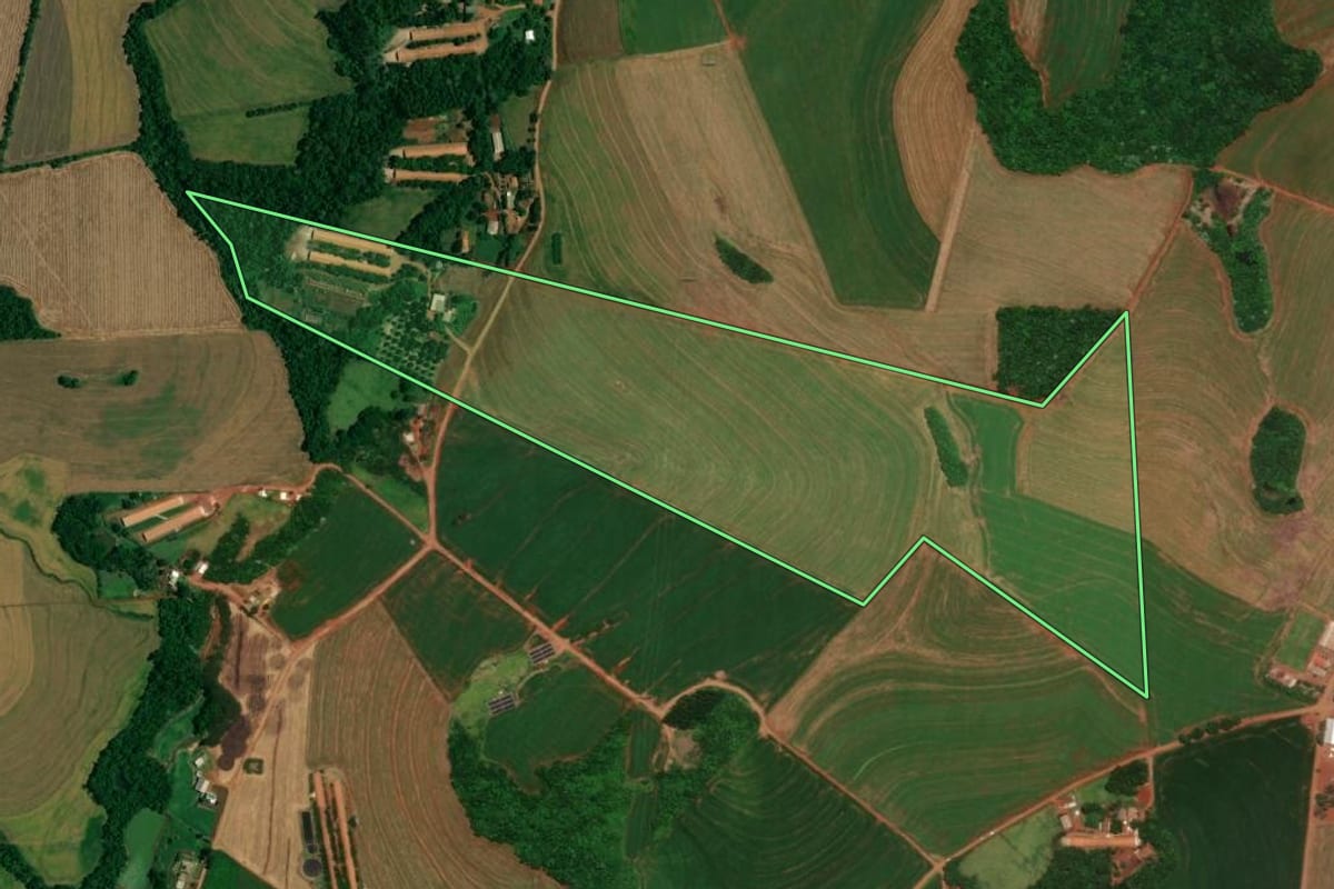 Imagem de satélite do imóvel rural em Cascavel (PR), com o contorno declarado no CAR desenhado por cima.