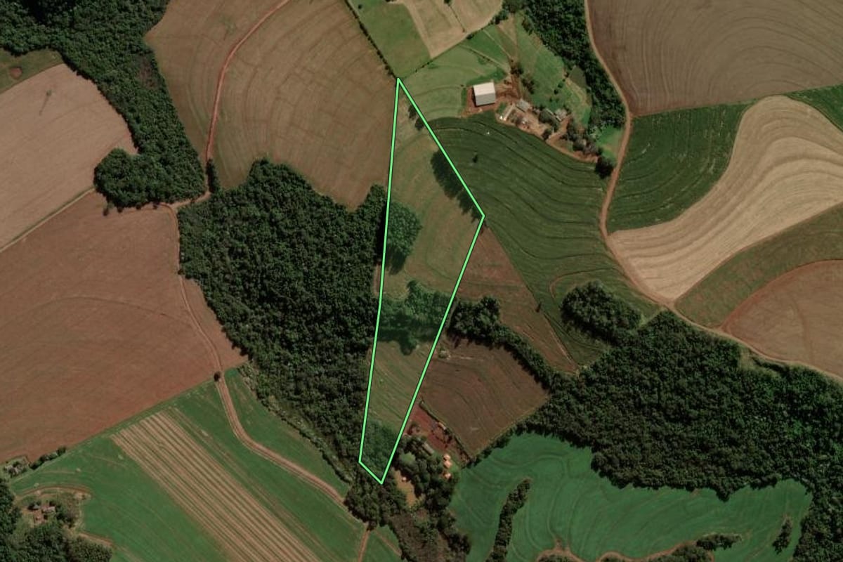 Imagem de satélite do imóvel rural em Cascavel (PR), com o contorno declarado no CAR desenhado por cima.