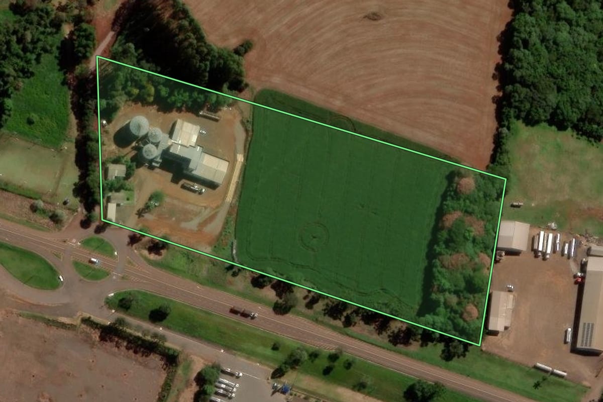 Imagem de satélite do imóvel rural em Cascavel (PR), com o contorno declarado no CAR desenhado por cima.
