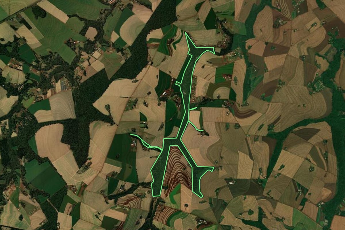 Imagem de satélite do imóvel rural em Cascavel (PR), com o contorno declarado no CAR desenhado por cima.