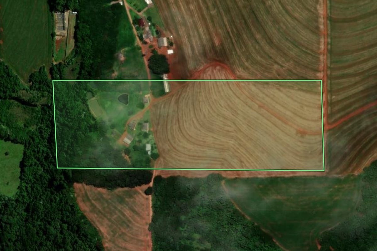 Imagem de satélite do imóvel rural em Cascavel (PR), com o contorno declarado no CAR desenhado por cima.