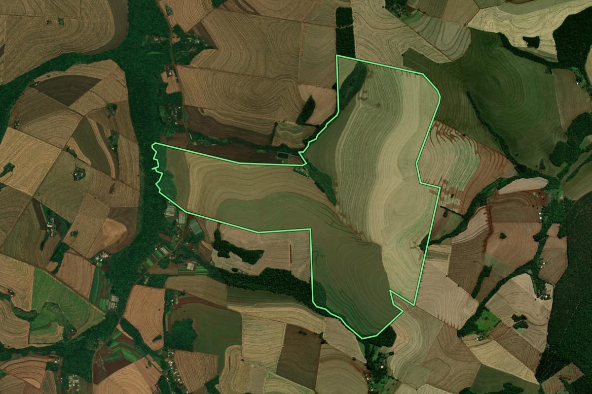 Imagem de satélite do imóvel rural em Cascavel (PR), com o contorno declarado no CAR desenhado por cima.