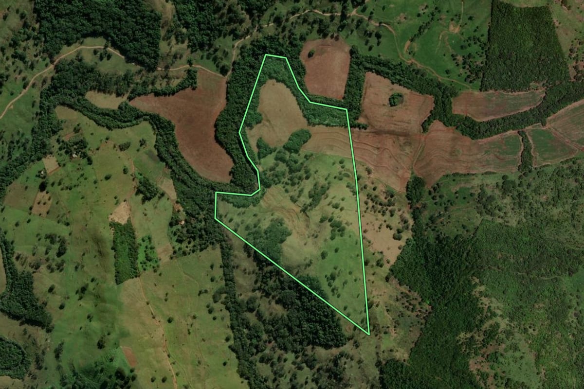 Imagem de satélite do imóvel rural em Cascavel (PR), com o contorno declarado no CAR desenhado por cima.