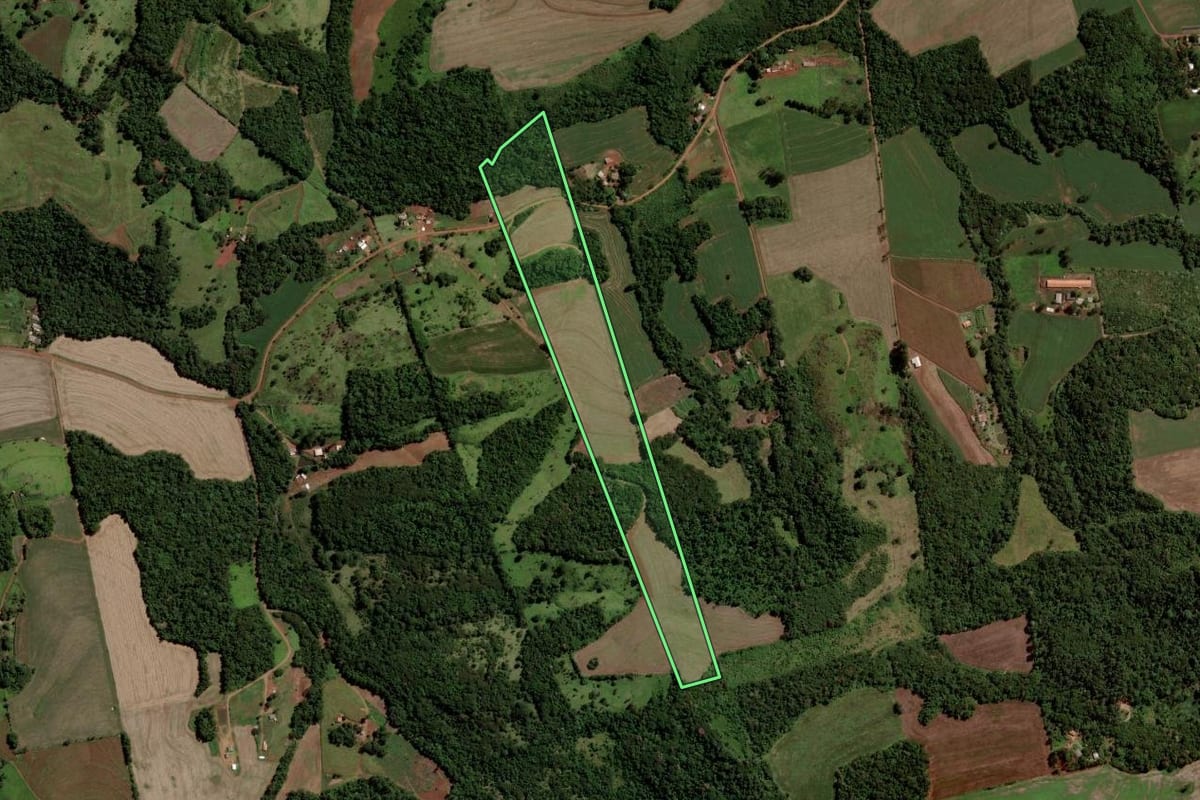 Imagem de satélite do imóvel rural em Cascavel (PR), com o contorno declarado no CAR desenhado por cima.