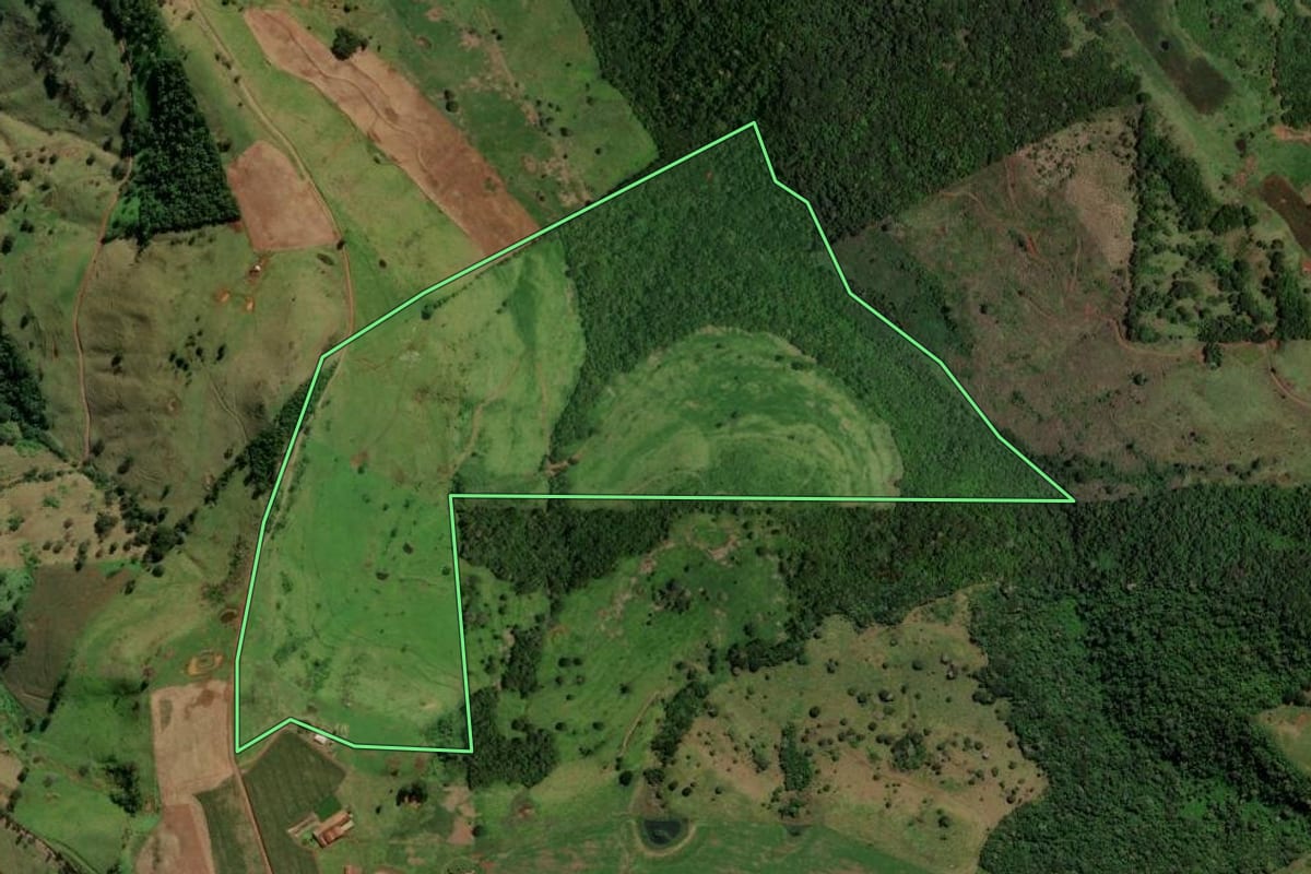 Imagem de satélite do imóvel rural em Cascavel (PR), com o contorno declarado no CAR desenhado por cima.