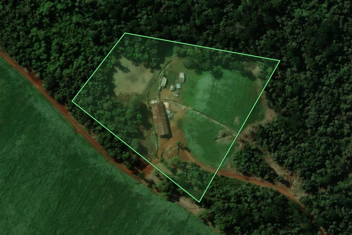 Imagem de satélite do imóvel rural em Cascavel (PR), com o contorno declarado no CAR desenhado por cima.