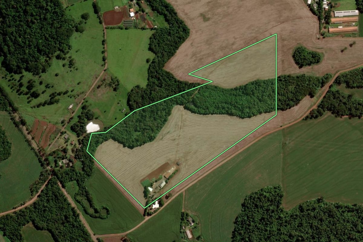Imagem de satélite do imóvel rural em Cascavel (PR), com o contorno declarado no CAR desenhado por cima.