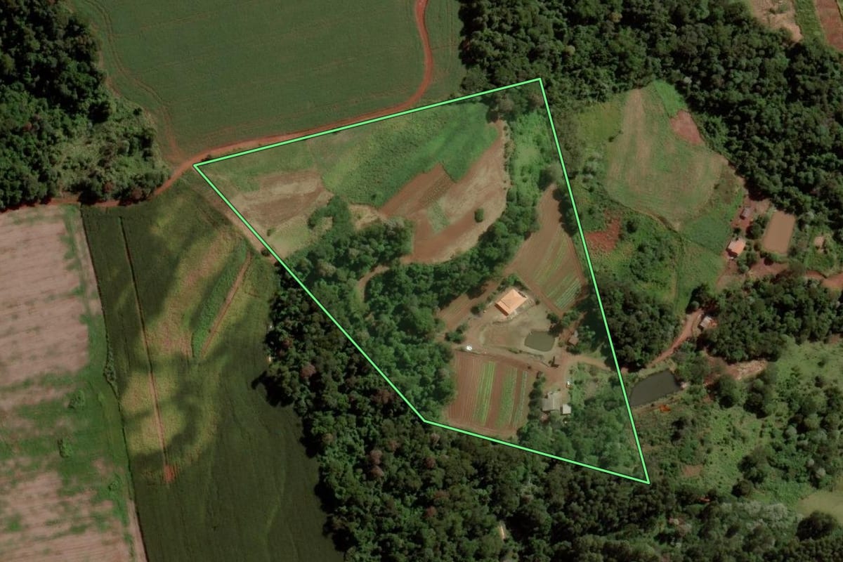 Imagem de satélite do imóvel rural em Cascavel (PR), com o contorno declarado no CAR desenhado por cima.