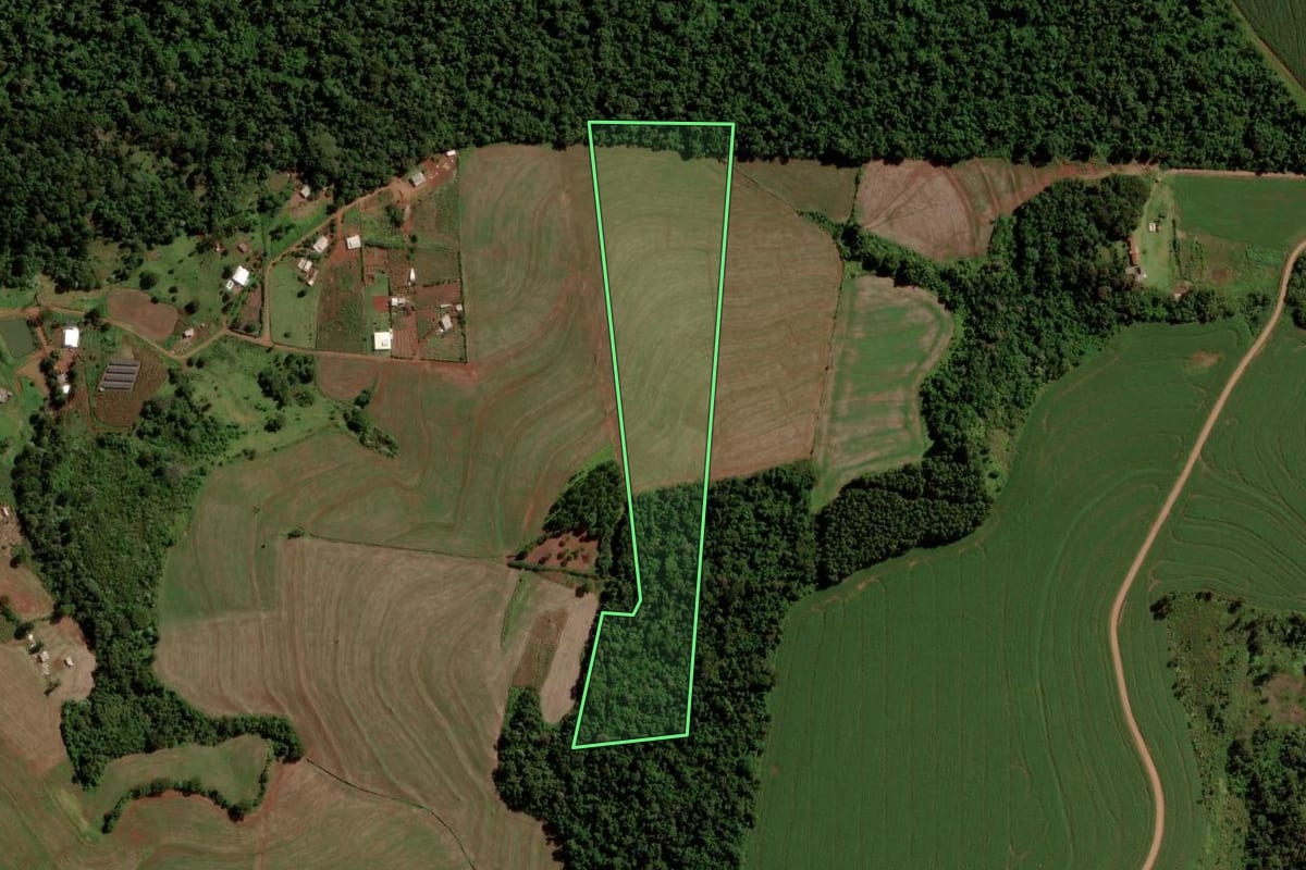 Imagem de satélite do imóvel rural em Cascavel (PR), com o contorno declarado no CAR desenhado por cima.