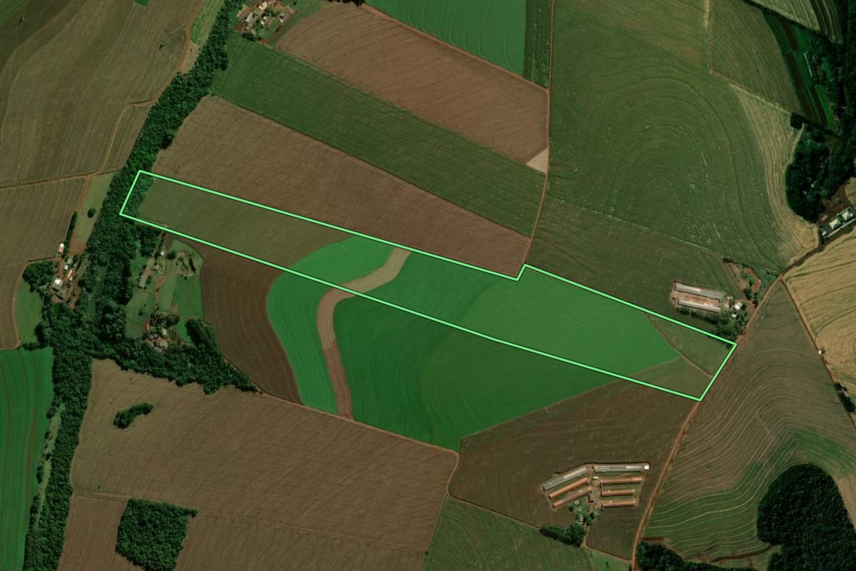 Imagem de satélite do imóvel rural em Cascavel (PR), com o contorno declarado no CAR desenhado por cima.