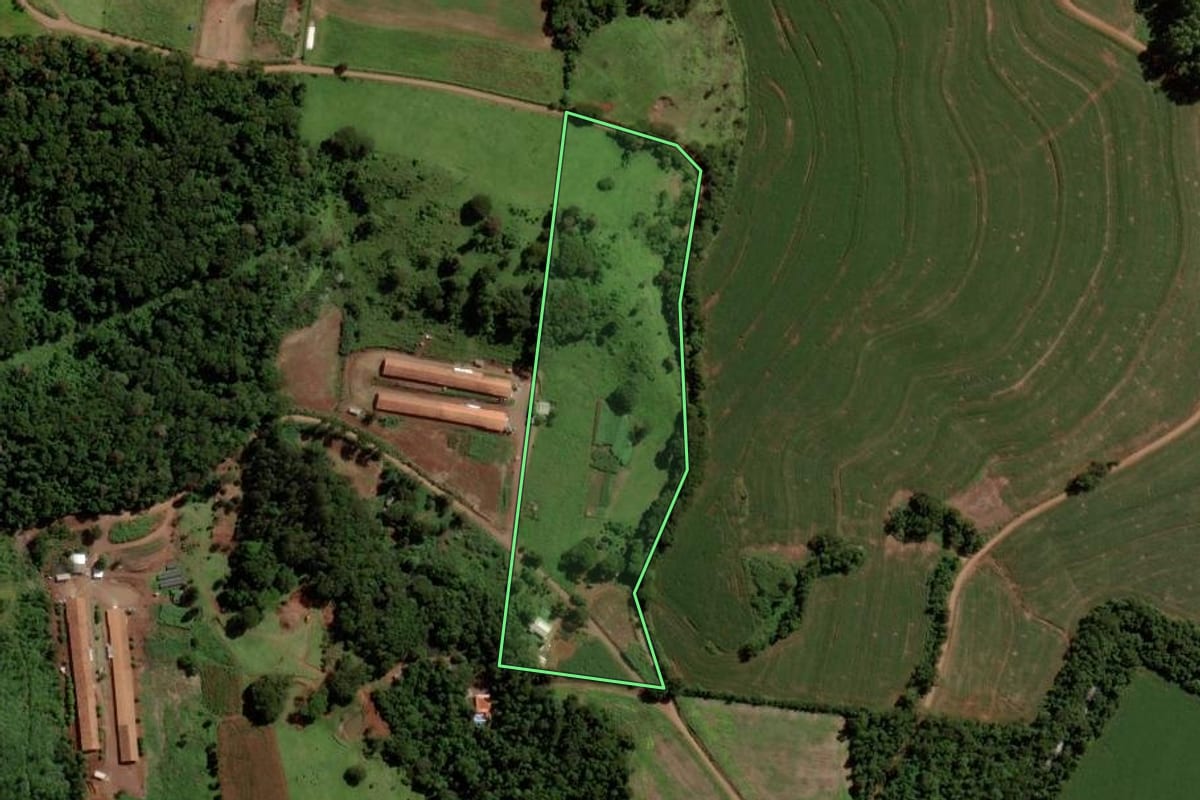 Imagem de satélite do imóvel rural em Cascavel (PR), com o contorno declarado no CAR desenhado por cima.