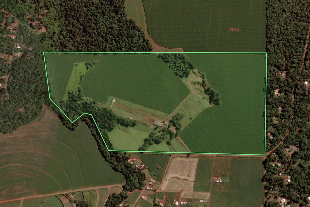Imagem de satélite do imóvel rural em Cascavel (PR), com o contorno declarado no CAR desenhado por cima.