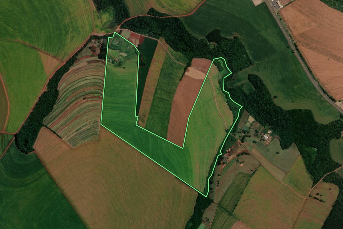 Imagem de satélite do imóvel rural em Cascavel (PR), com o contorno declarado no CAR desenhado por cima.