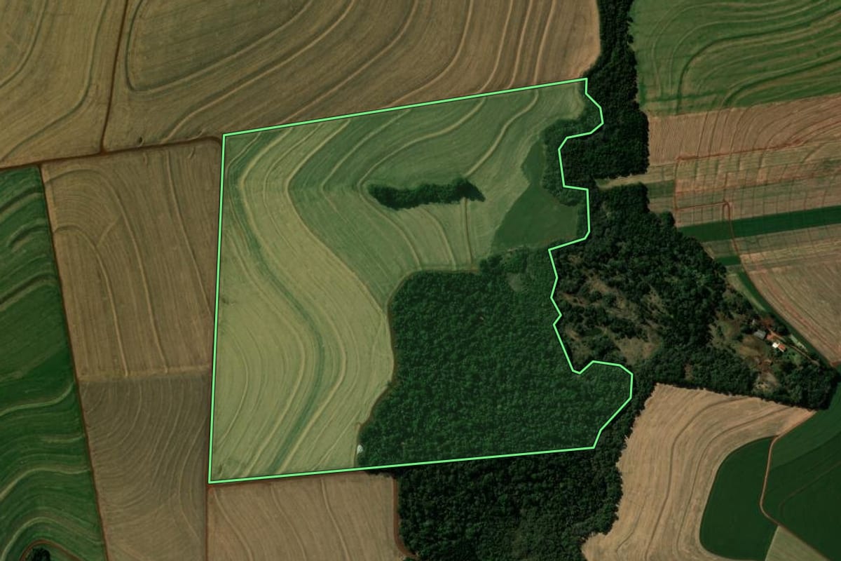 Imagem de satélite do imóvel rural em Cascavel (PR), com o contorno declarado no CAR desenhado por cima.