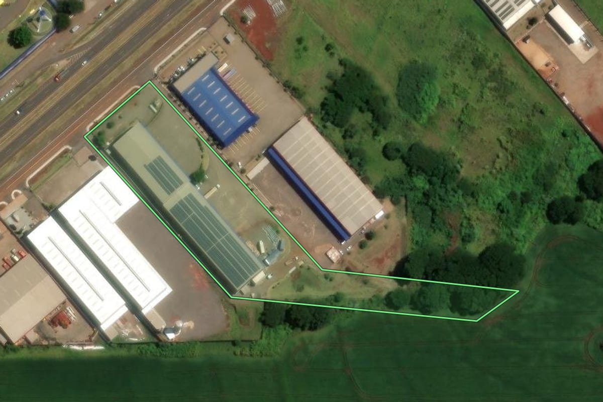 Imagem de satélite do imóvel rural em Cascavel (PR), com o contorno declarado no CAR desenhado por cima.