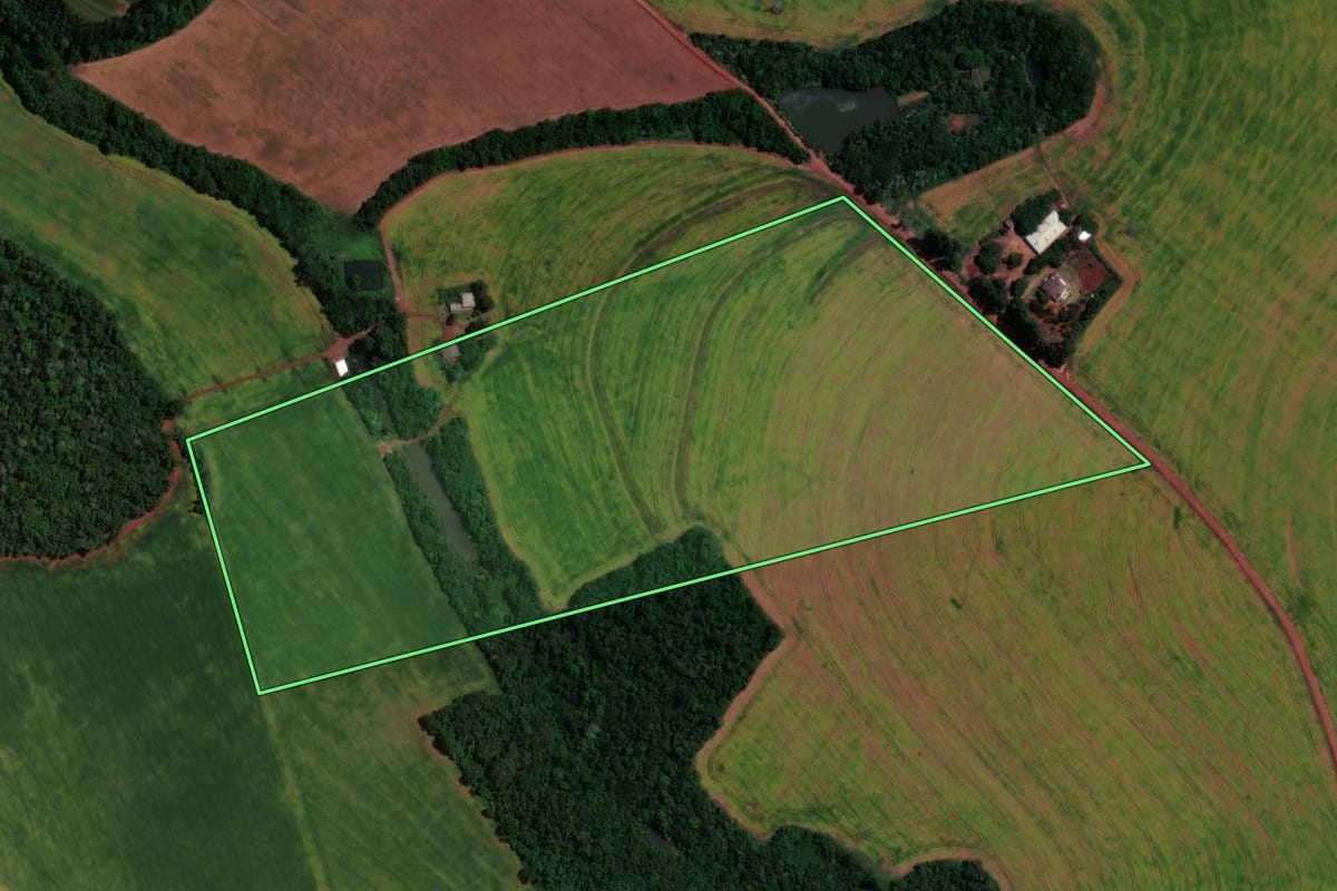 Imagem de satélite do imóvel rural em Cascavel (PR), com o contorno declarado no CAR desenhado por cima.