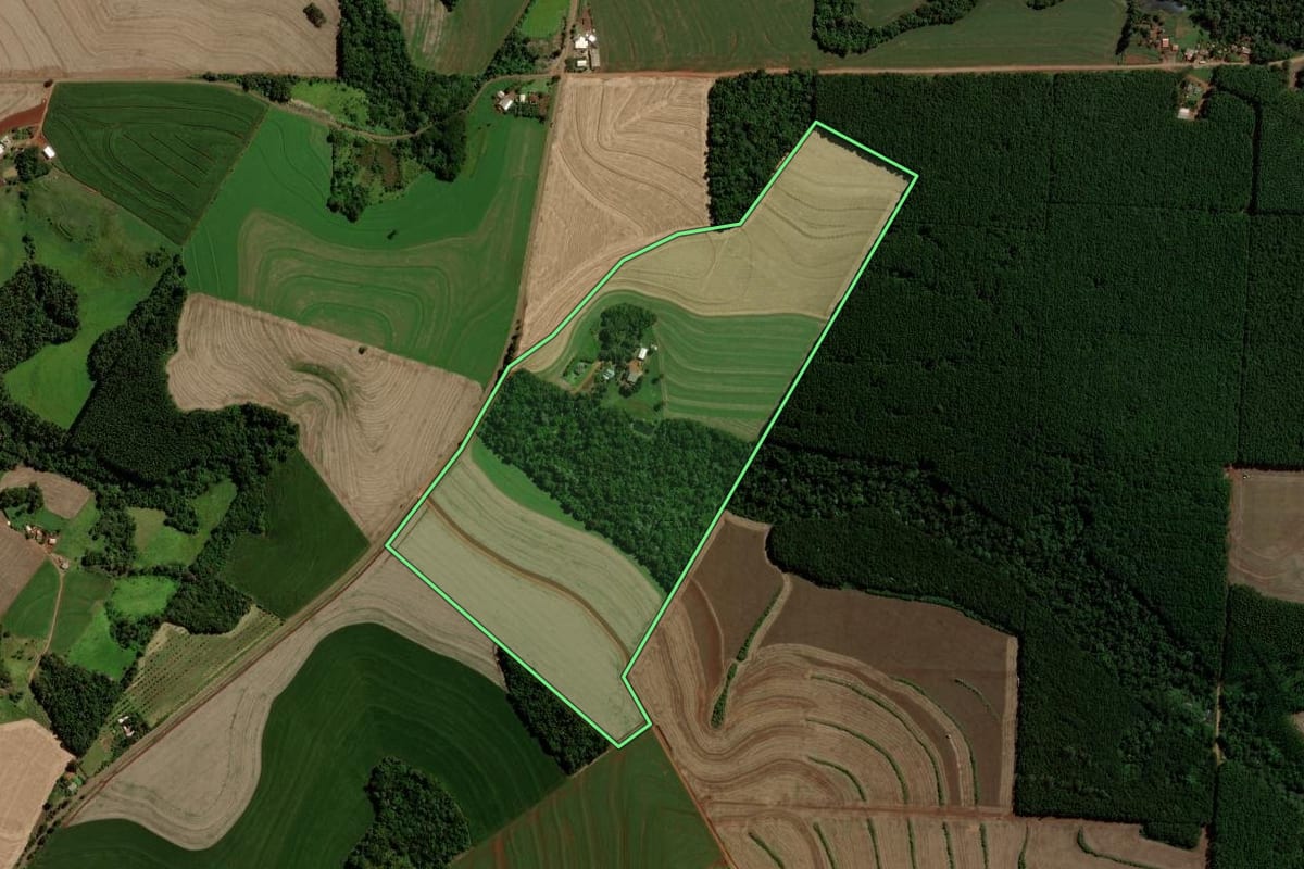 Imagem de satélite do imóvel rural em Cascavel (PR), com o contorno declarado no CAR desenhado por cima.