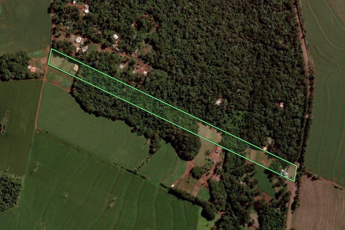 Imagem de satélite do imóvel rural em Cascavel (PR), com o contorno declarado no CAR desenhado por cima.