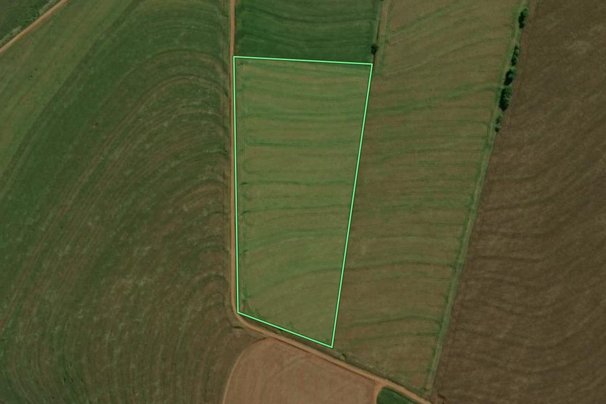 Imagem de satélite do imóvel rural em Cascavel (PR), com o contorno declarado no CAR desenhado por cima.