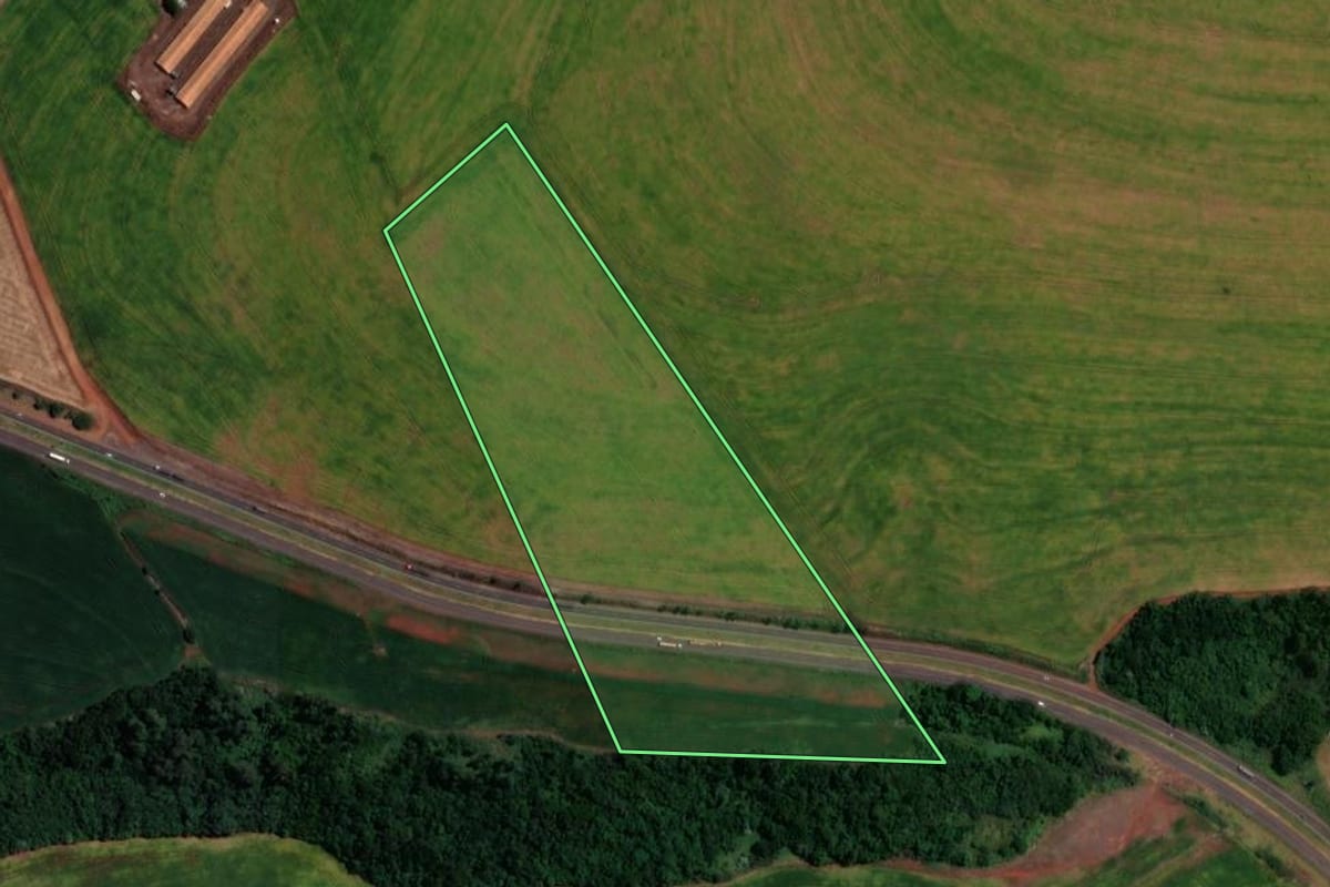 Imagem de satélite do imóvel rural em Cascavel (PR), com o contorno declarado no CAR desenhado por cima.