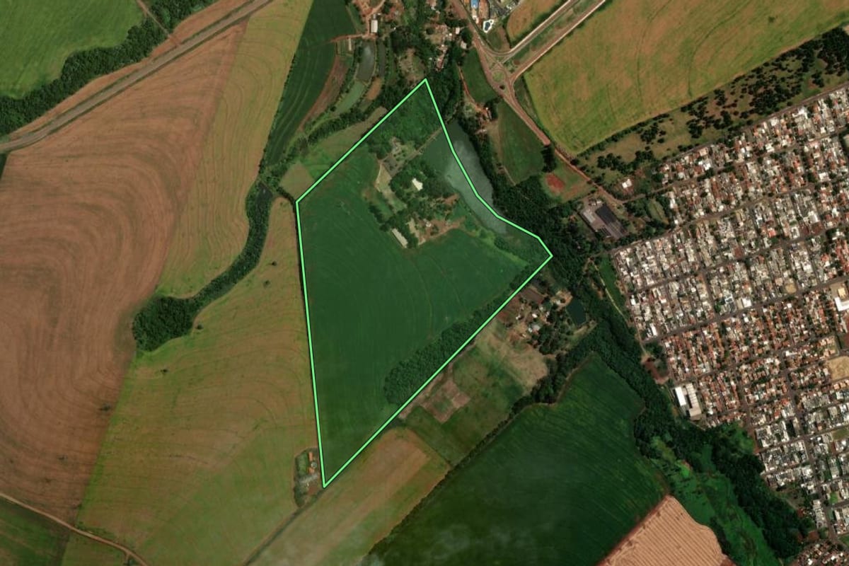 Imagem de satélite do imóvel rural em Cascavel (PR), com o contorno declarado no CAR desenhado por cima.