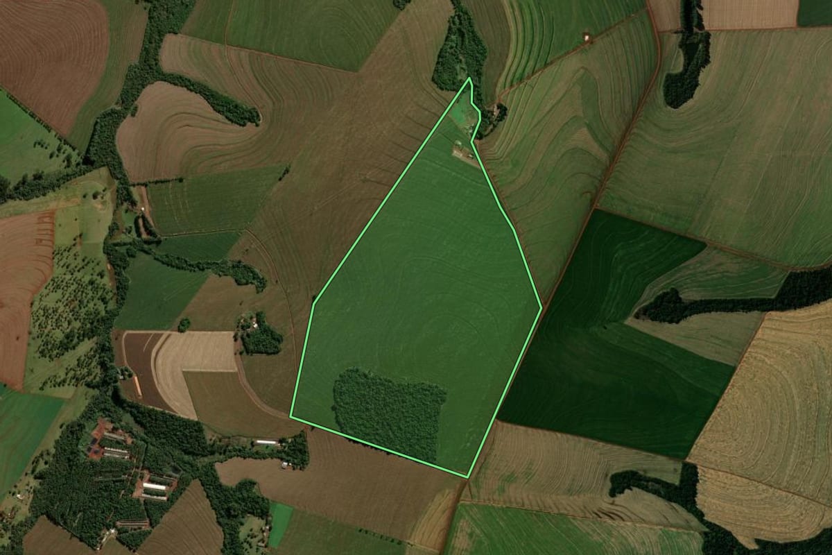 Imagem de satélite do imóvel rural em Cascavel (PR), com o contorno declarado no CAR desenhado por cima.
