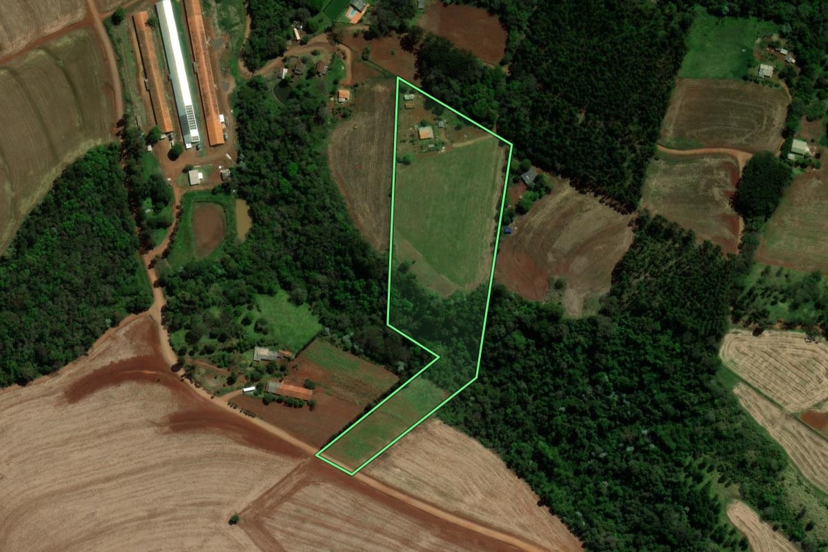 Imagem de satélite do imóvel rural em Cascavel (PR), com o contorno declarado no CAR desenhado por cima.