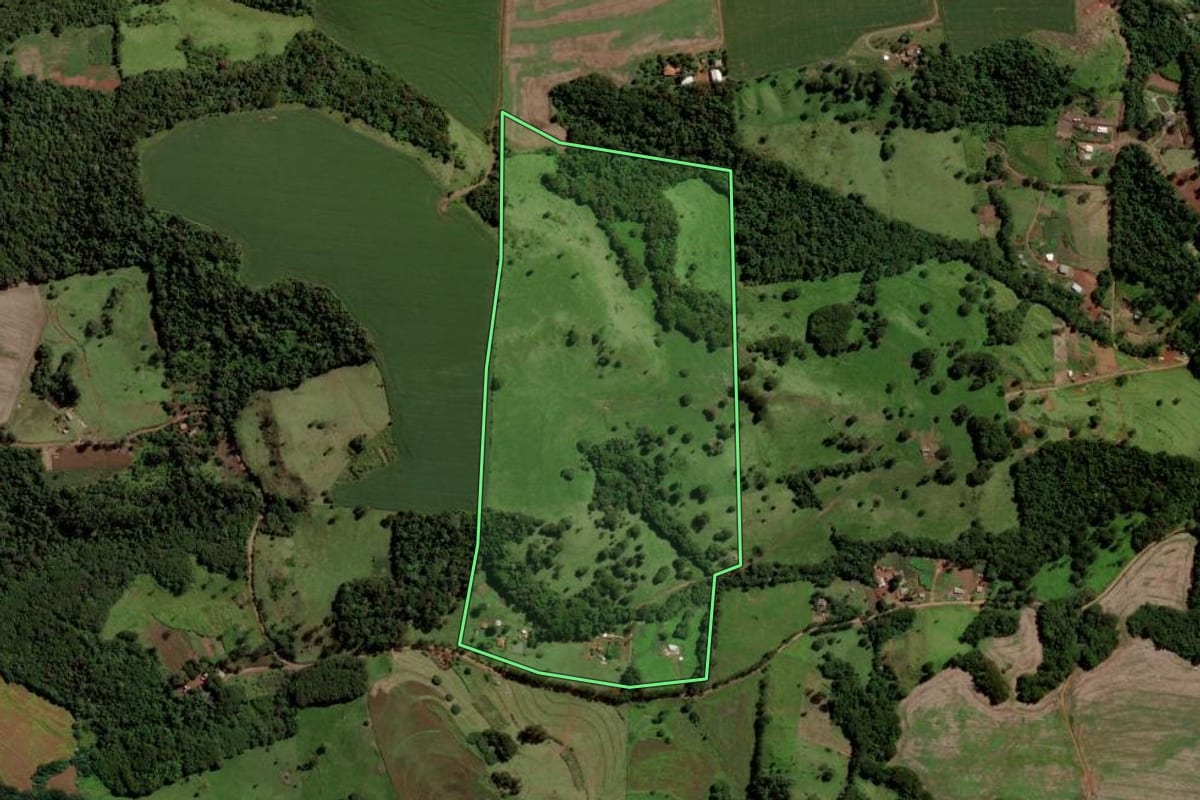 Imagem de satélite do imóvel rural em Cascavel (PR), com o contorno declarado no CAR desenhado por cima.
