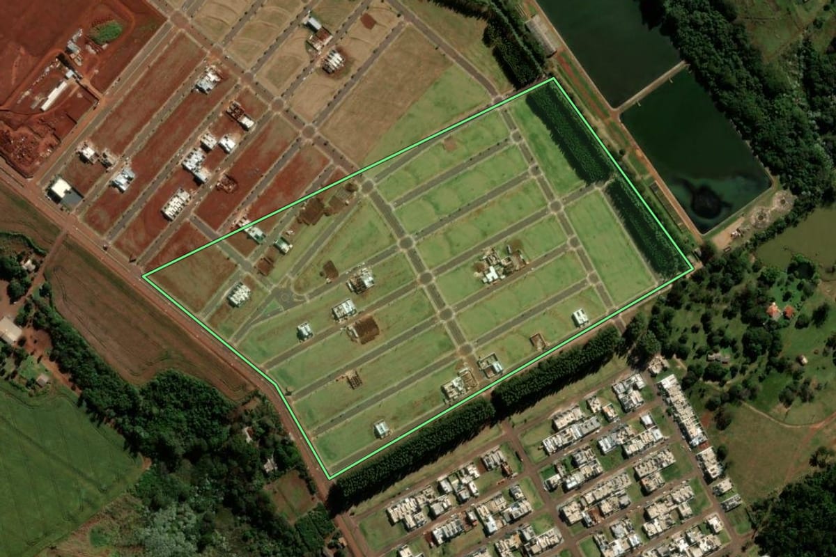 Imagem de satélite do imóvel rural em Cascavel (PR), com o contorno declarado no CAR desenhado por cima.