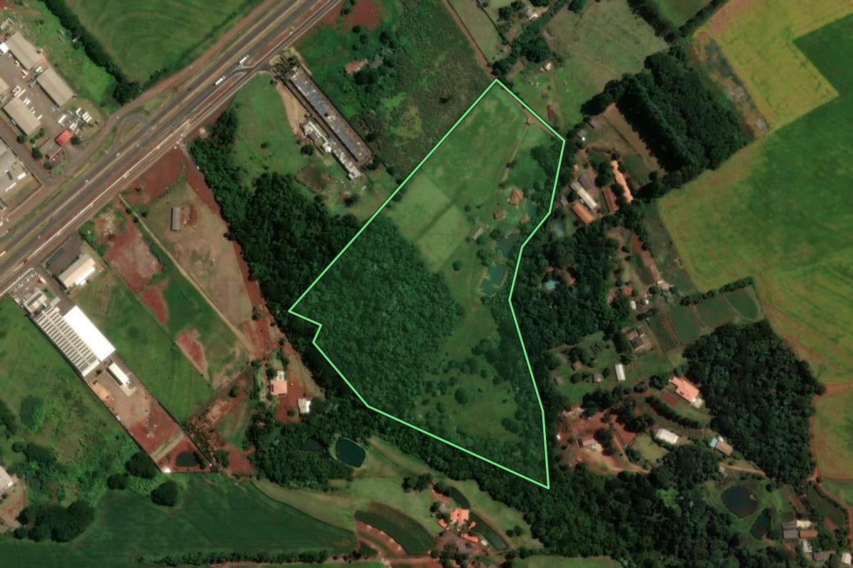 Imagem de satélite do imóvel rural em Cascavel (PR), com o contorno declarado no CAR desenhado por cima.