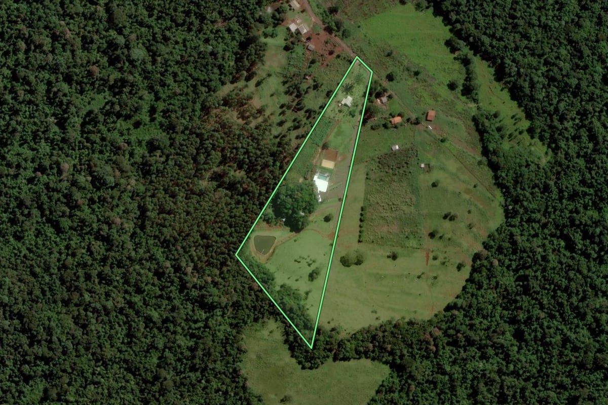 Imagem de satélite do imóvel rural em Cascavel (PR), com o contorno declarado no CAR desenhado por cima.