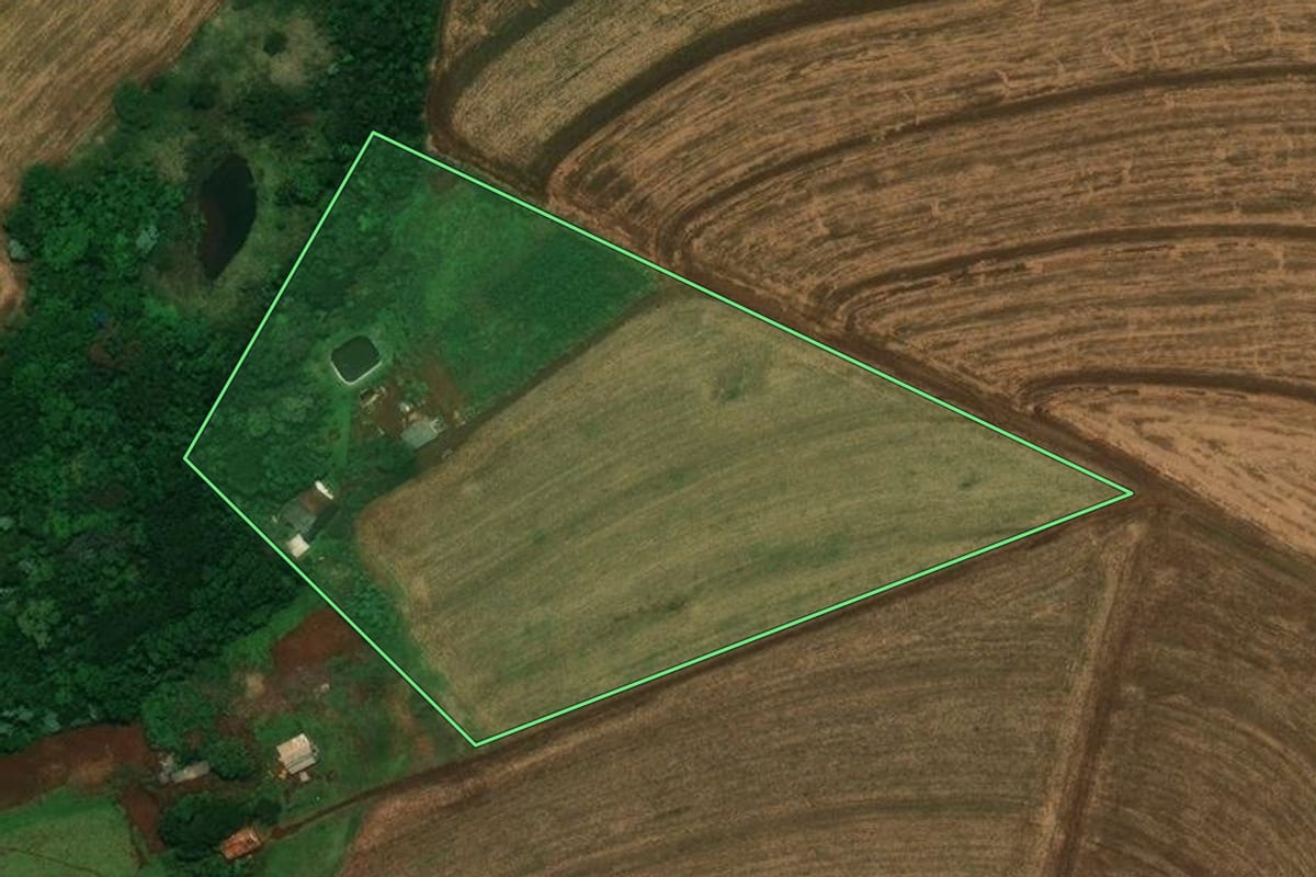 Imagem de satélite do imóvel rural em Cascavel (PR), com o contorno declarado no CAR desenhado por cima.