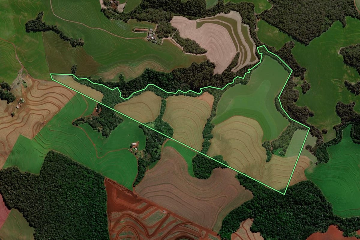 Imagem de satélite do imóvel rural em Cascavel (PR), com o contorno declarado no CAR desenhado por cima.