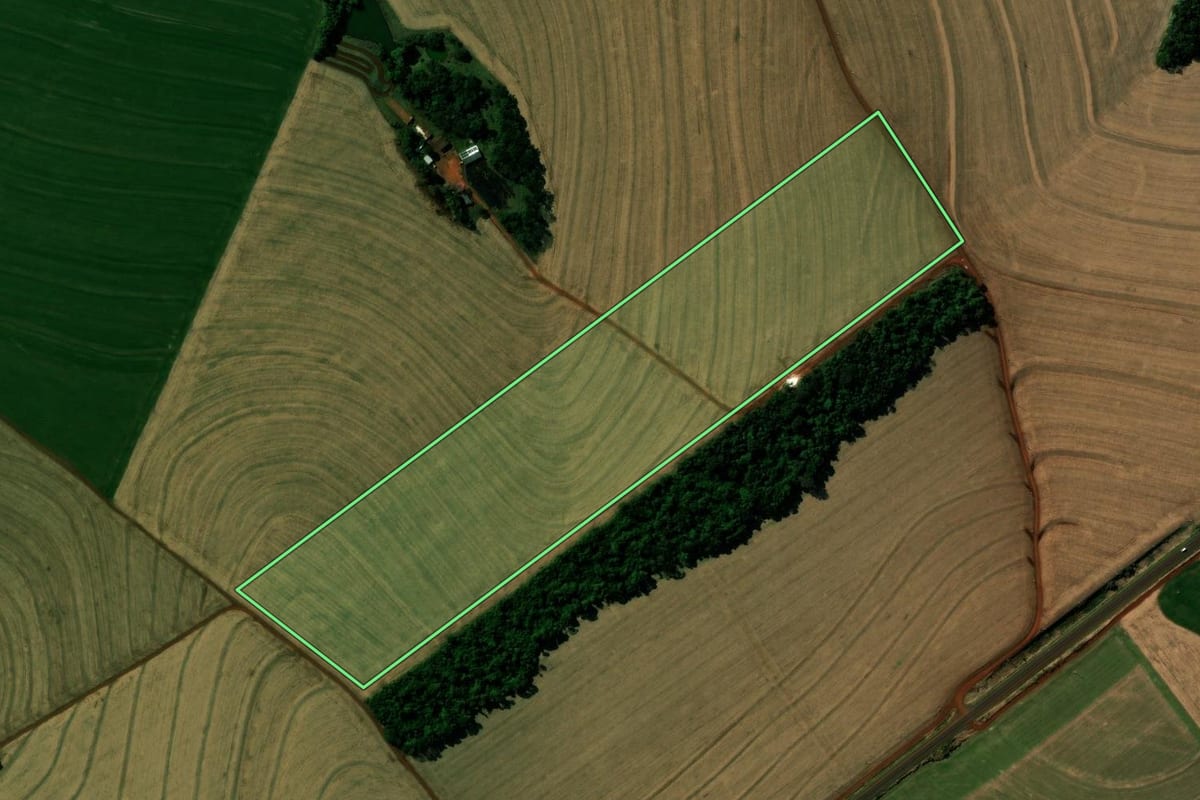 Imagem de satélite do imóvel rural em Cascavel (PR), com o contorno declarado no CAR desenhado por cima.