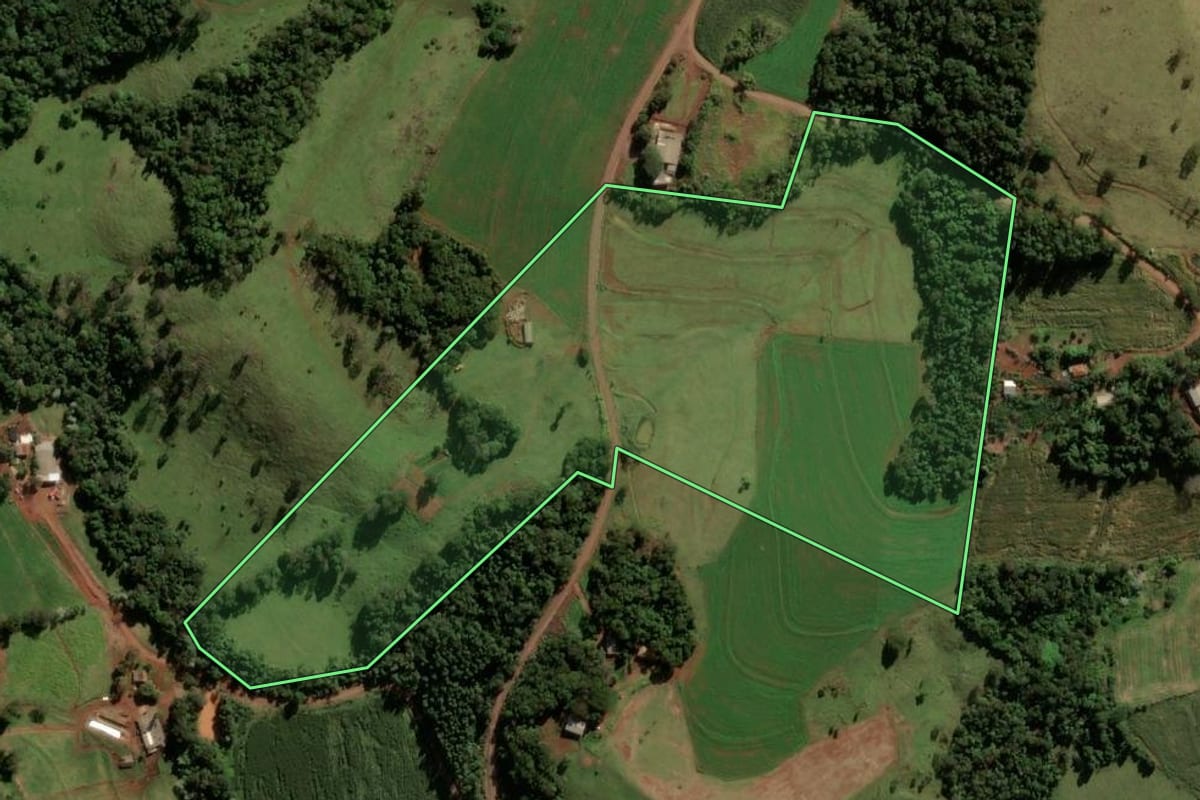 Imagem de satélite do imóvel rural em Cascavel (PR), com o contorno declarado no CAR desenhado por cima.