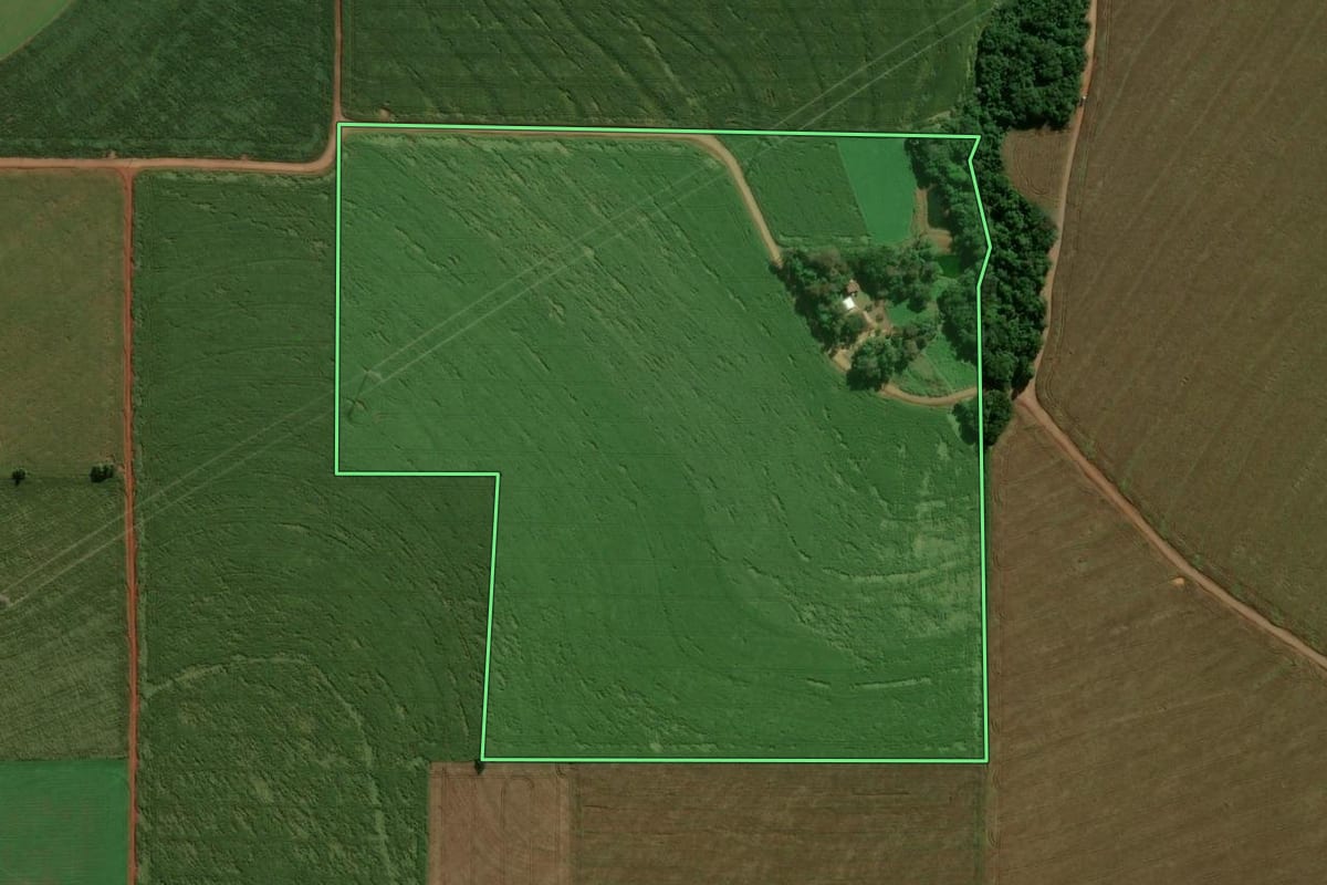 Imagem de satélite do imóvel rural em Cascavel (PR), com o contorno declarado no CAR desenhado por cima.