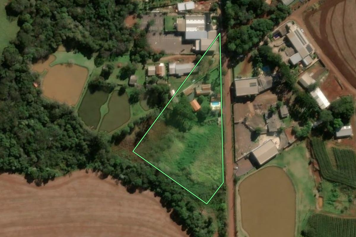 Imagem de satélite do imóvel rural em Cascavel (PR), com o contorno declarado no CAR desenhado por cima.