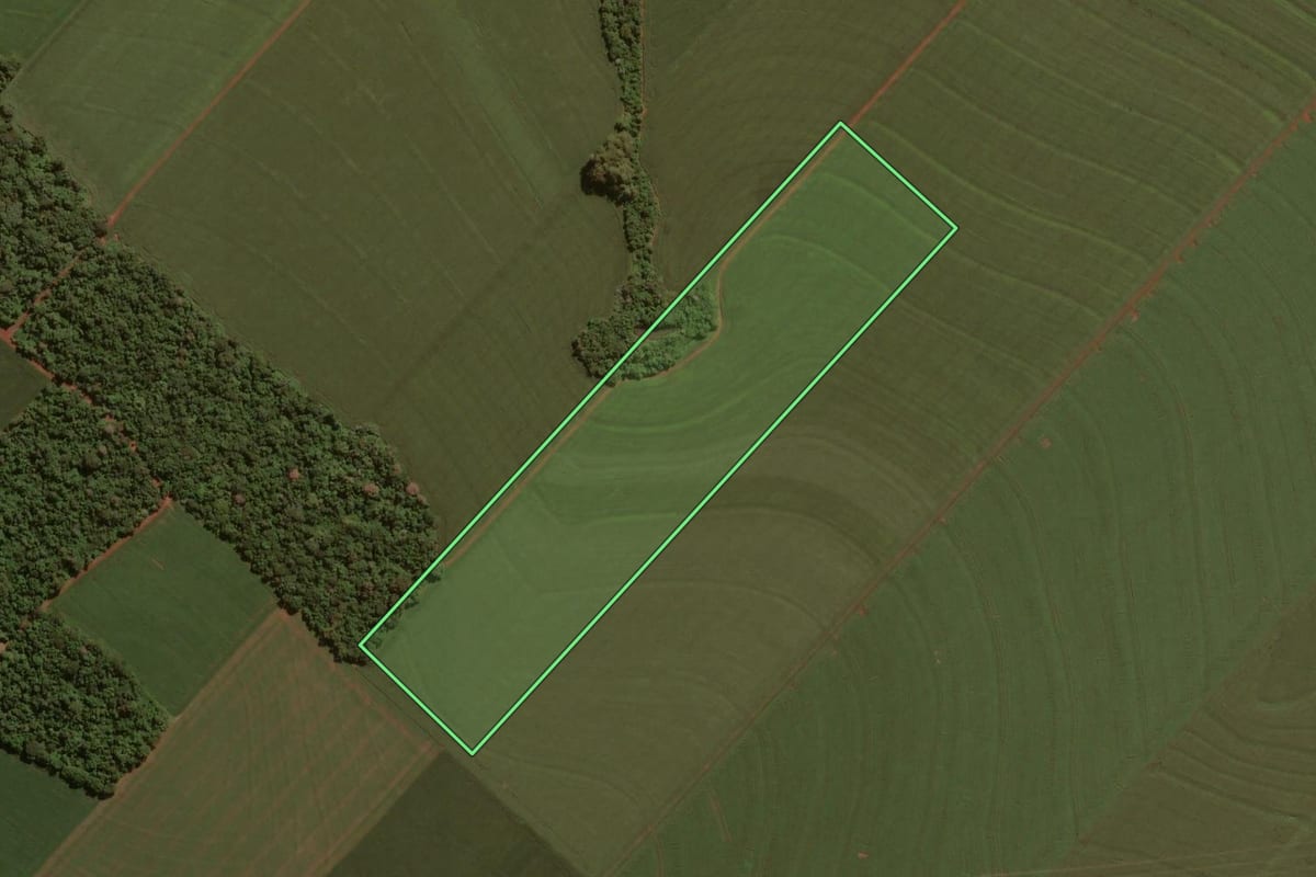 Imagem de satélite do imóvel rural em Cascavel (PR), com o contorno declarado no CAR desenhado por cima.