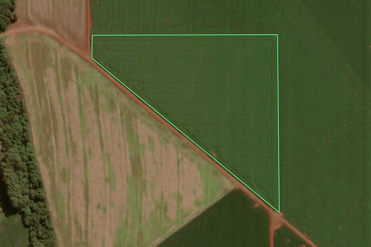 Imagem de satélite do imóvel rural em Cascavel (PR), com o contorno declarado no CAR desenhado por cima.