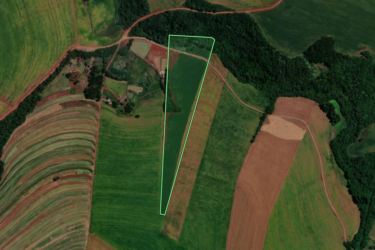Imagem de satélite do imóvel rural em Cascavel (PR), com o contorno declarado no CAR desenhado por cima.