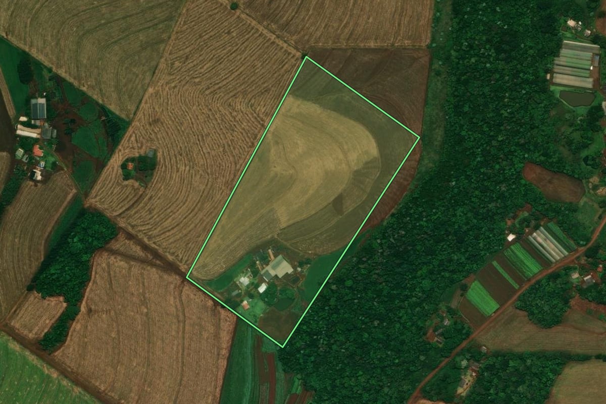 Imagem de satélite do imóvel rural em Cascavel (PR), com o contorno declarado no CAR desenhado por cima.
