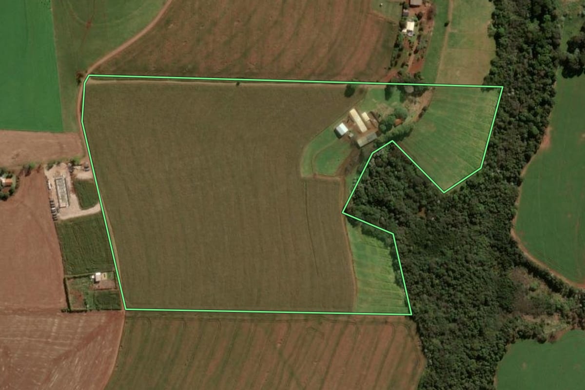Imagem de satélite do imóvel rural em Cascavel (PR), com o contorno declarado no CAR desenhado por cima.
