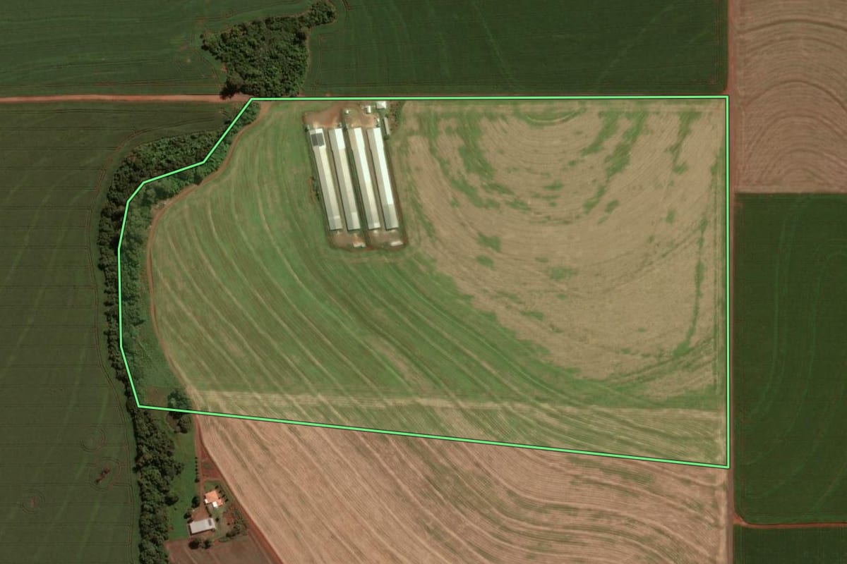 Imagem de satélite do imóvel rural em Cascavel (PR), com o contorno declarado no CAR desenhado por cima.