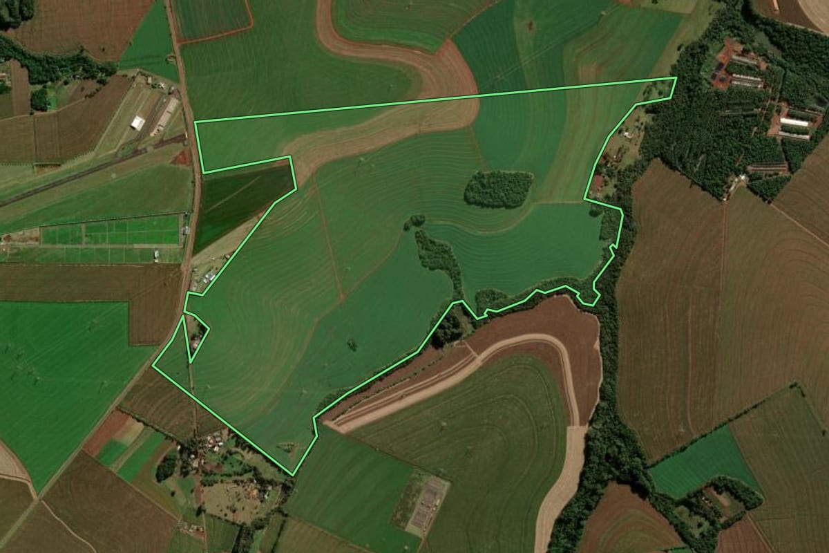 Imagem de satélite do imóvel rural em Cascavel (PR), com o contorno declarado no CAR desenhado por cima.