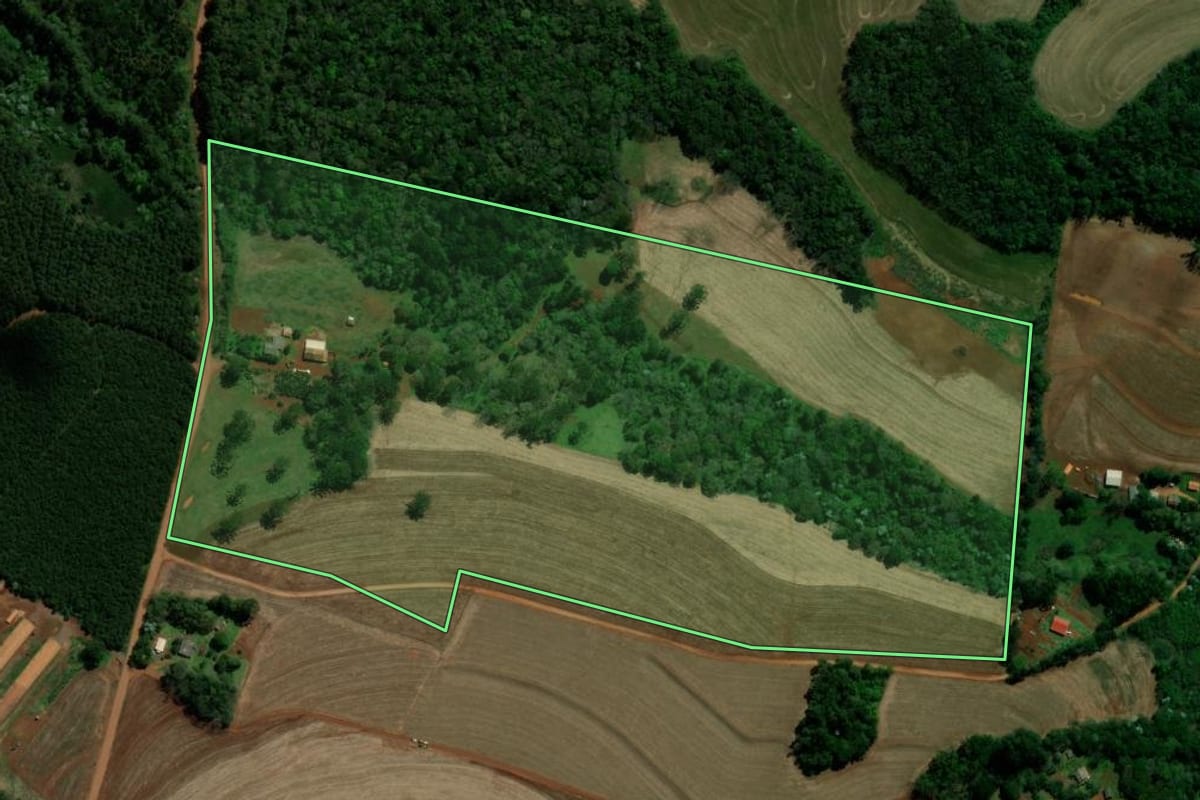 Imagem de satélite do imóvel rural em Cascavel (PR), com o contorno declarado no CAR desenhado por cima.