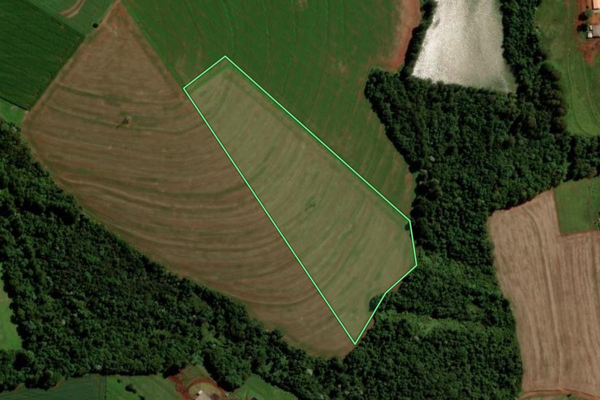 Imagem de satélite do imóvel rural em Cascavel (PR), com o contorno declarado no CAR desenhado por cima.